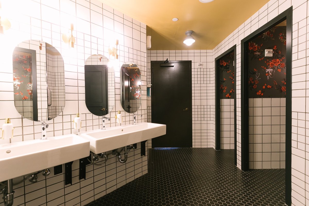 Санузел зеркальный уличный