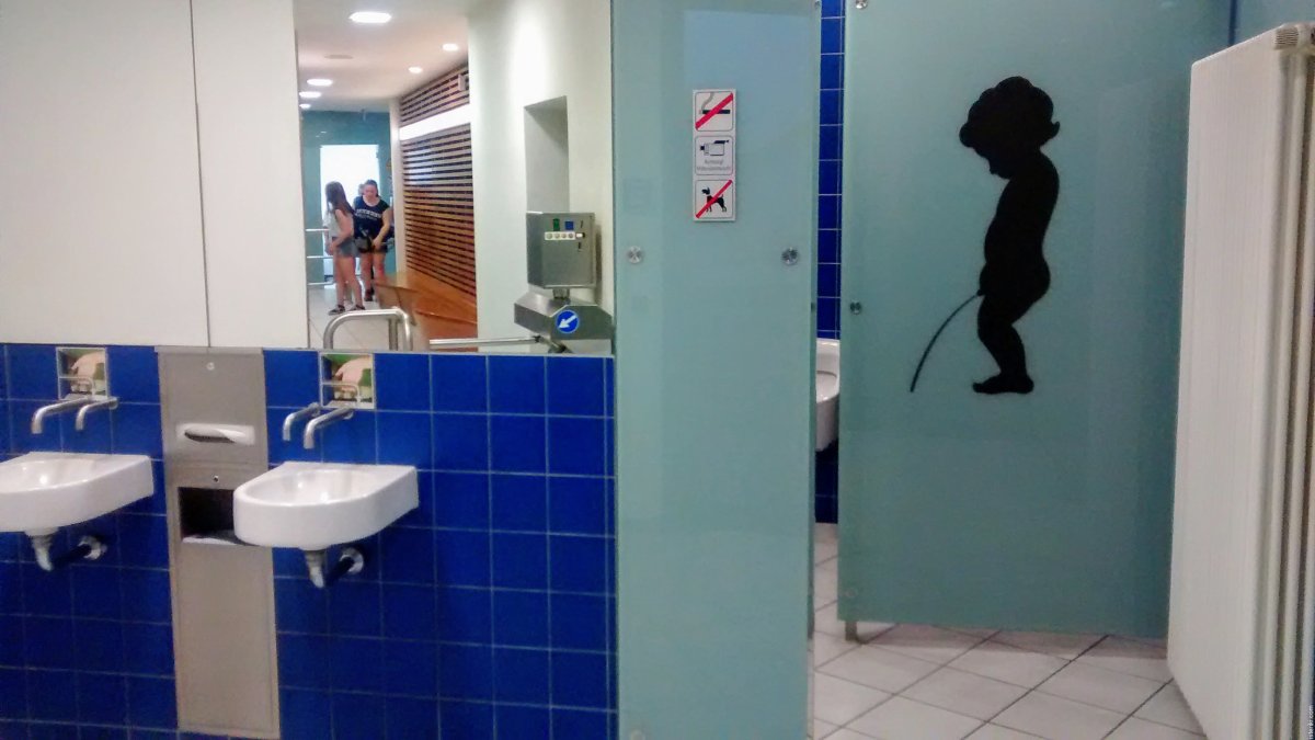 Мужской туалет в школе