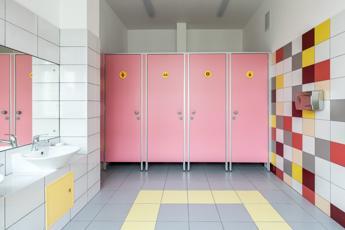 Интерьер школьного туалета
