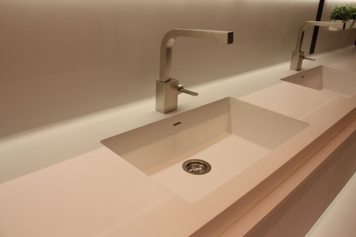 Solid surface раковина