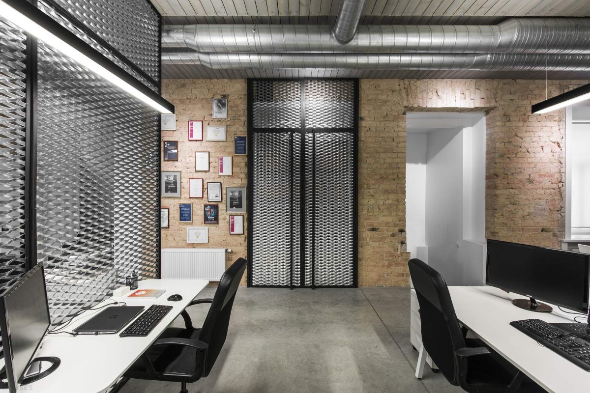 Офис в стиле лофт с рейками