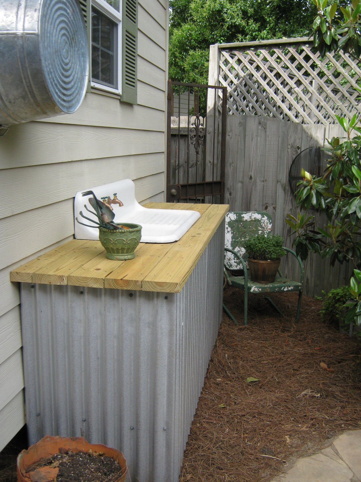 Умывальник на веранде на даче