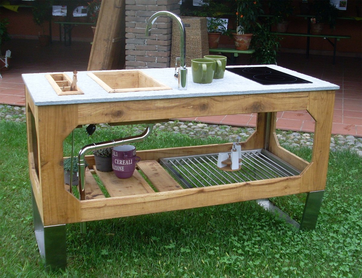 Стол с мойкой для веранды
