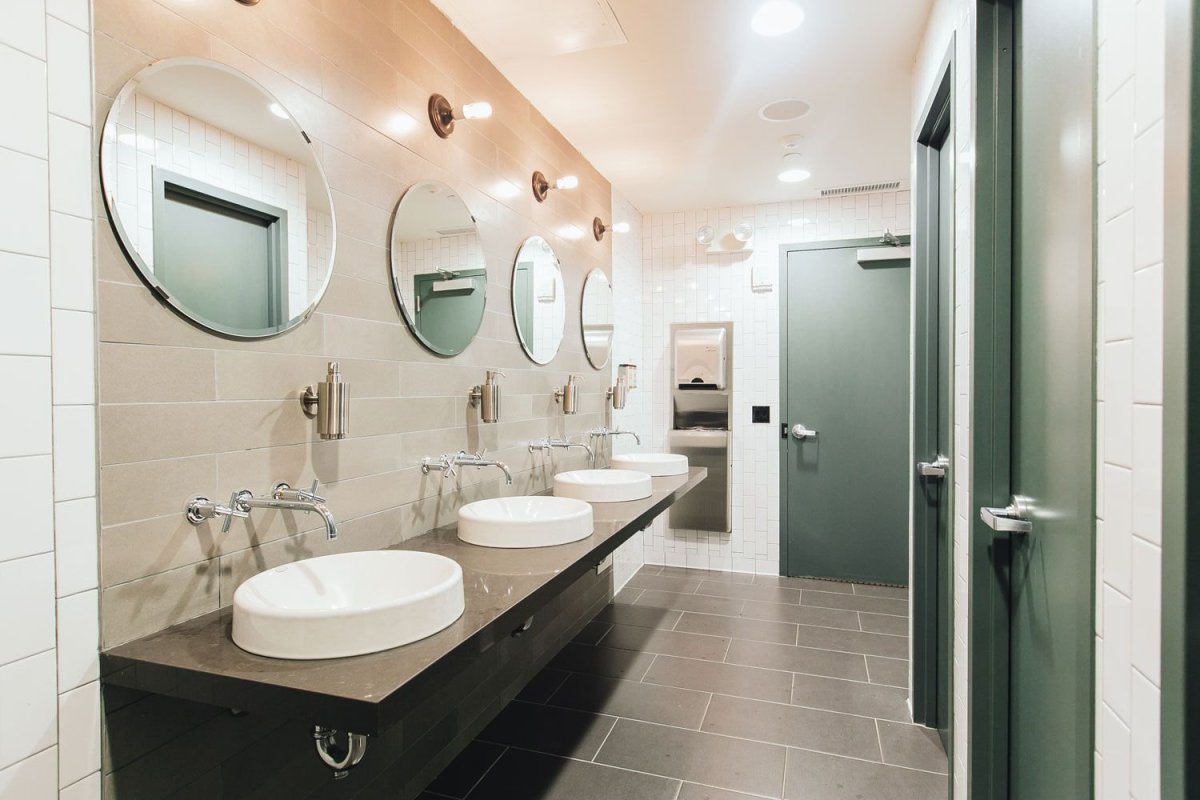 Зеркало для санузла в офисе