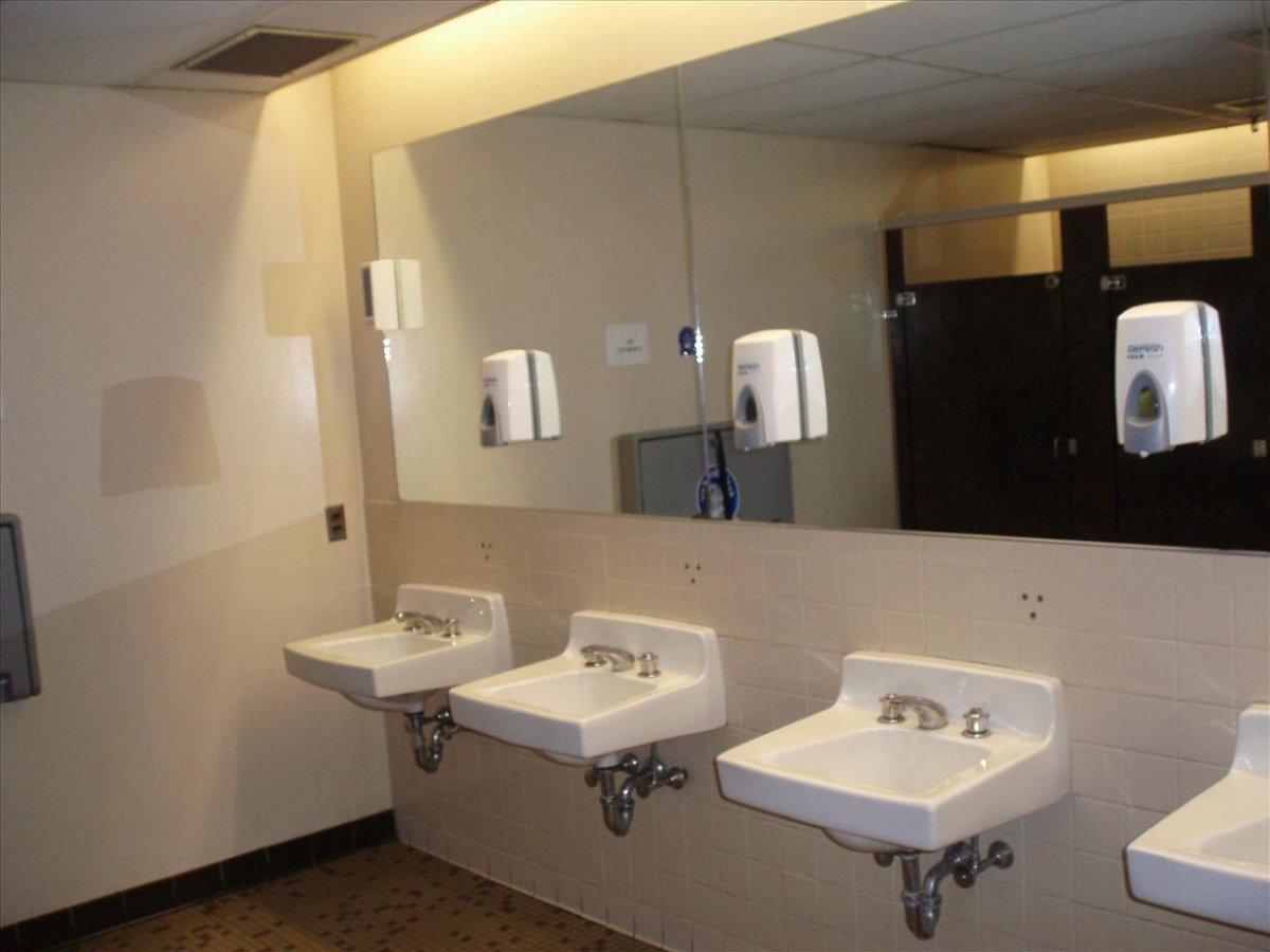 Раковины в общественном туалете