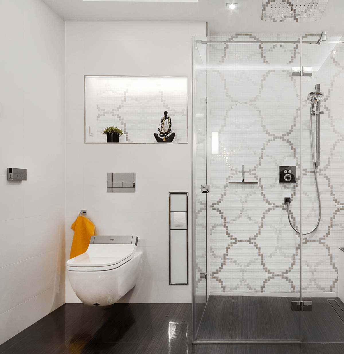 Плитка в санузле с душевой кабиной