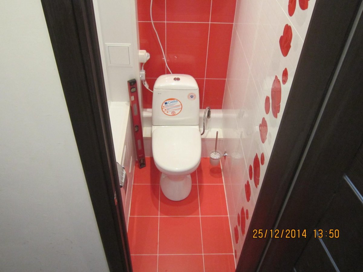 Туалет из красной плитки