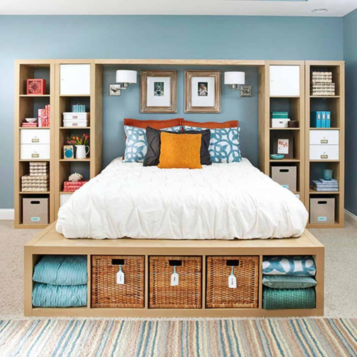 Кровать с полками