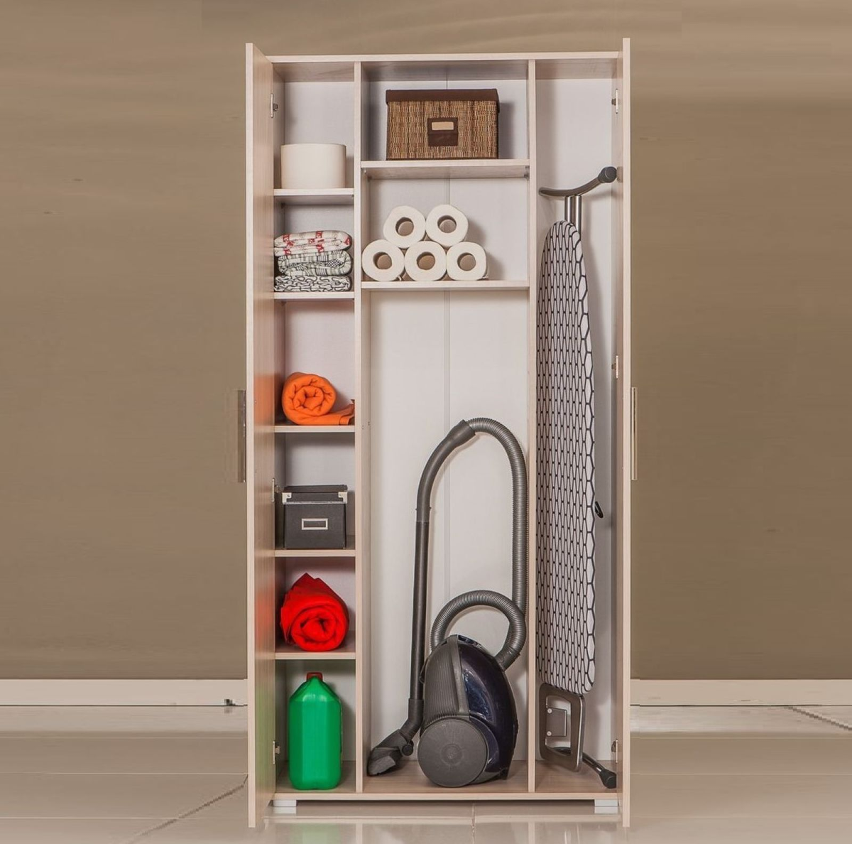 Шкаф хозяйственный в прихожей