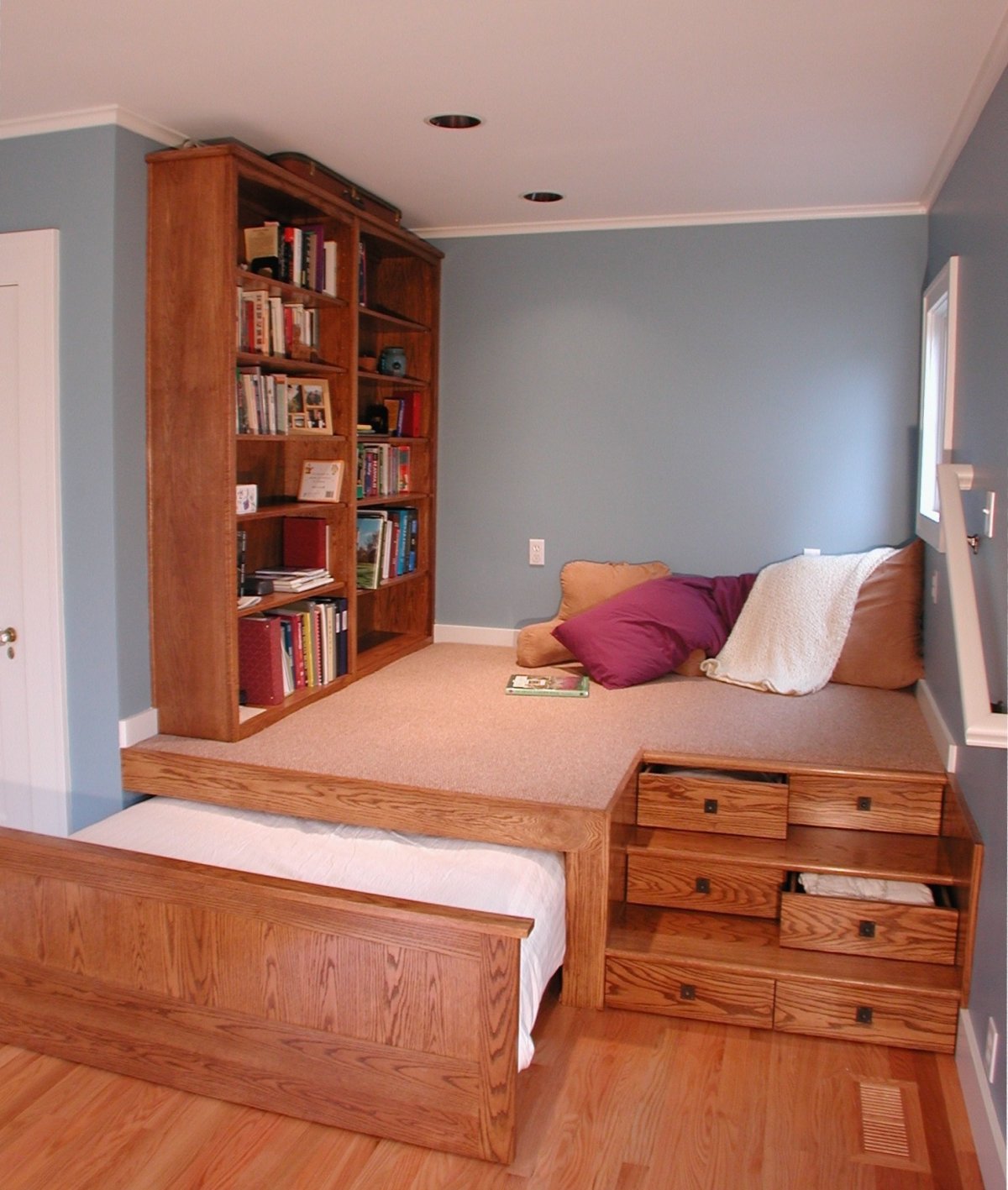 Кровать на подиуме в интерьере