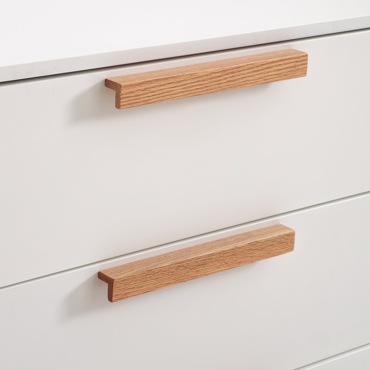 Торцевые ручки на комоде