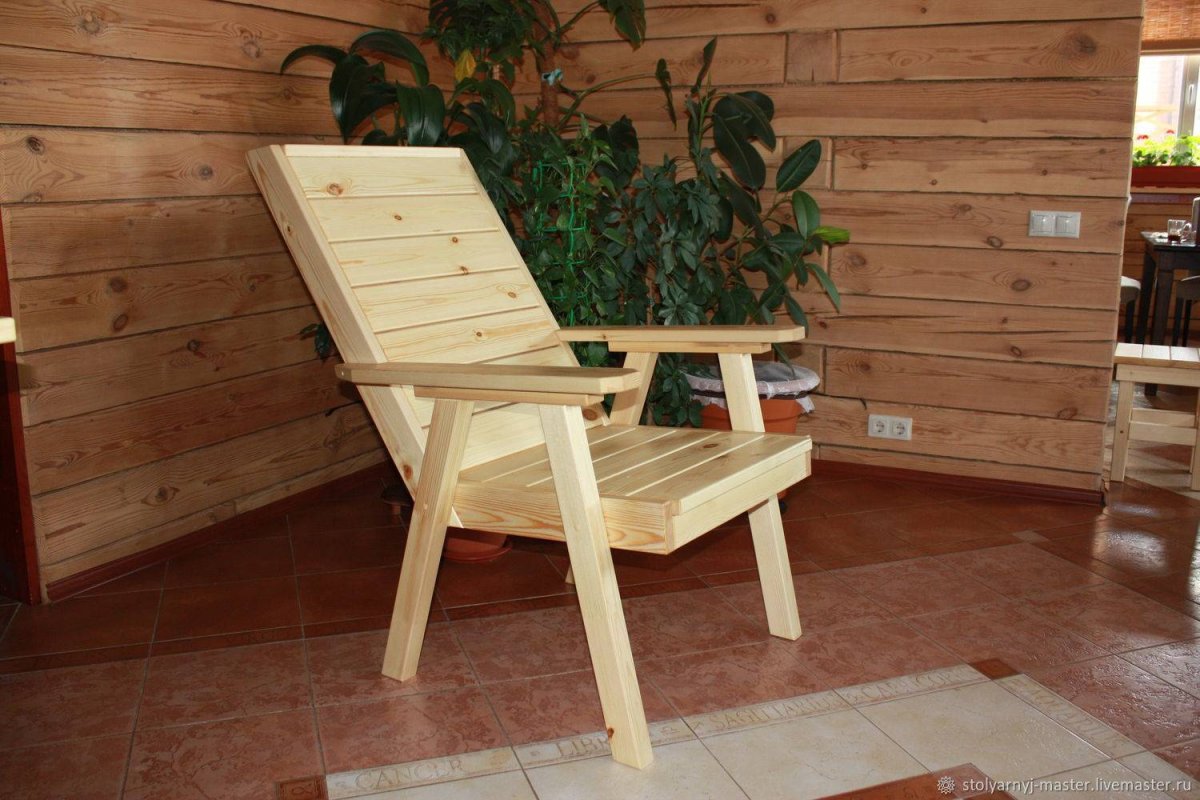 Кресло из дерева для дачи