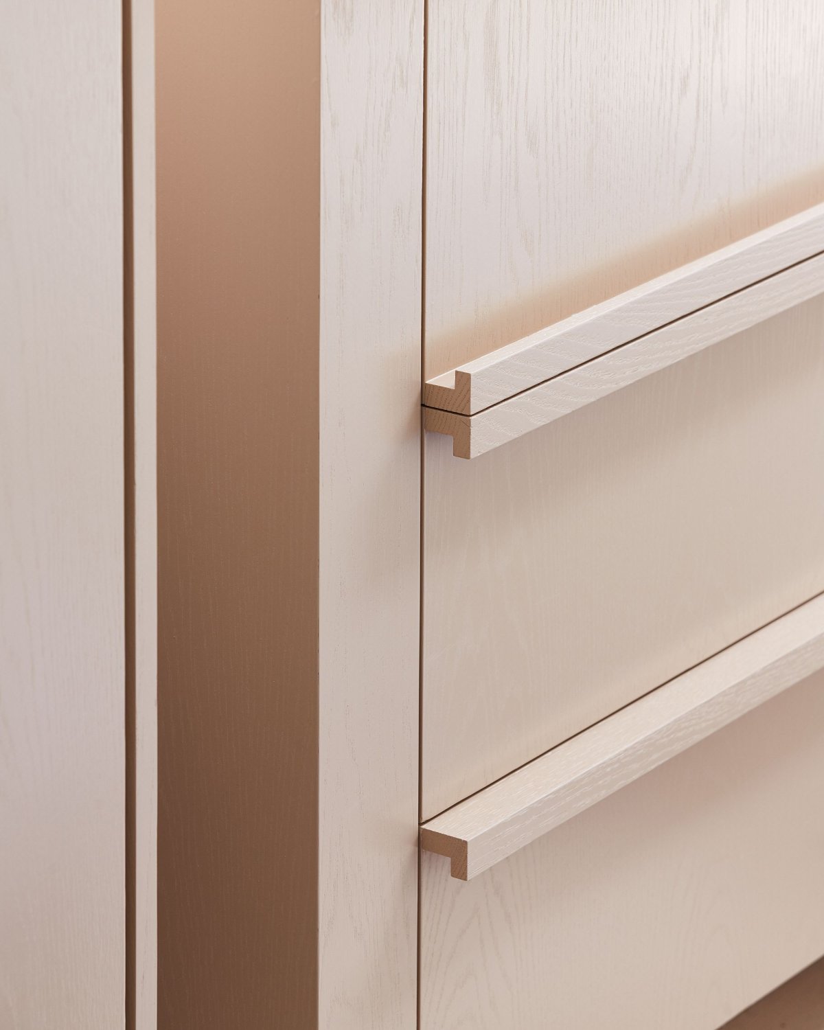 Накладная ручка для шкафа