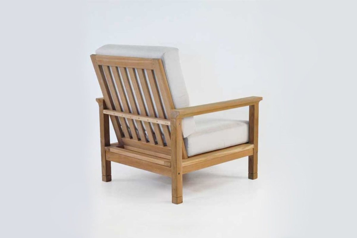 Кресло деревянное с подлокотниками для дачи