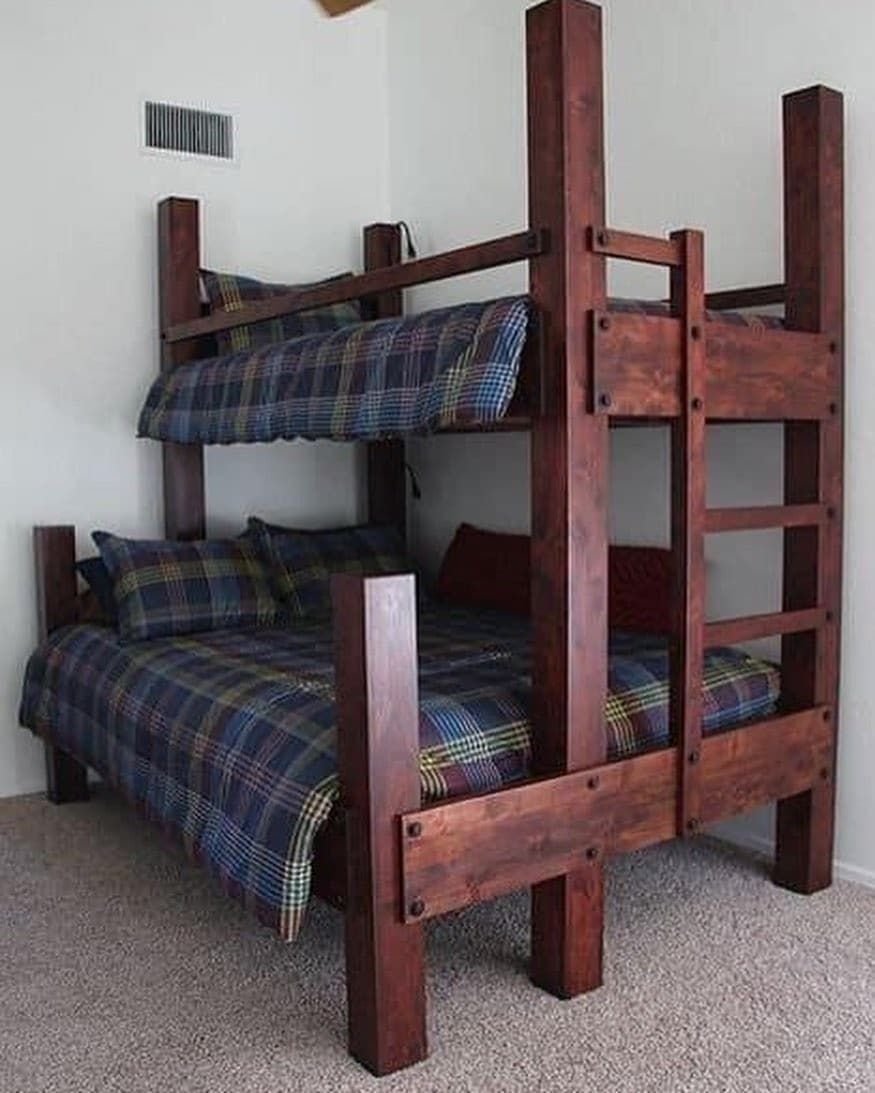 Двухъярусная кровать из бруса