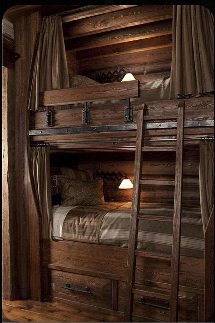 Двухэтажная кровать деревянная