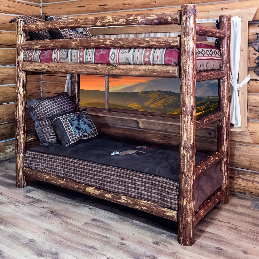 Двухэтажная кровать из бревна