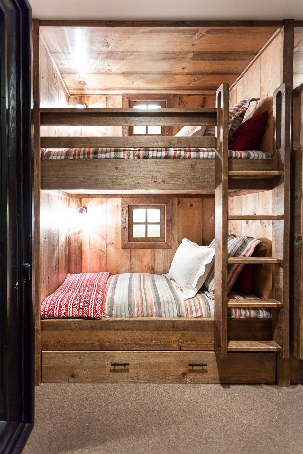 Двухъярусная кровать в нише