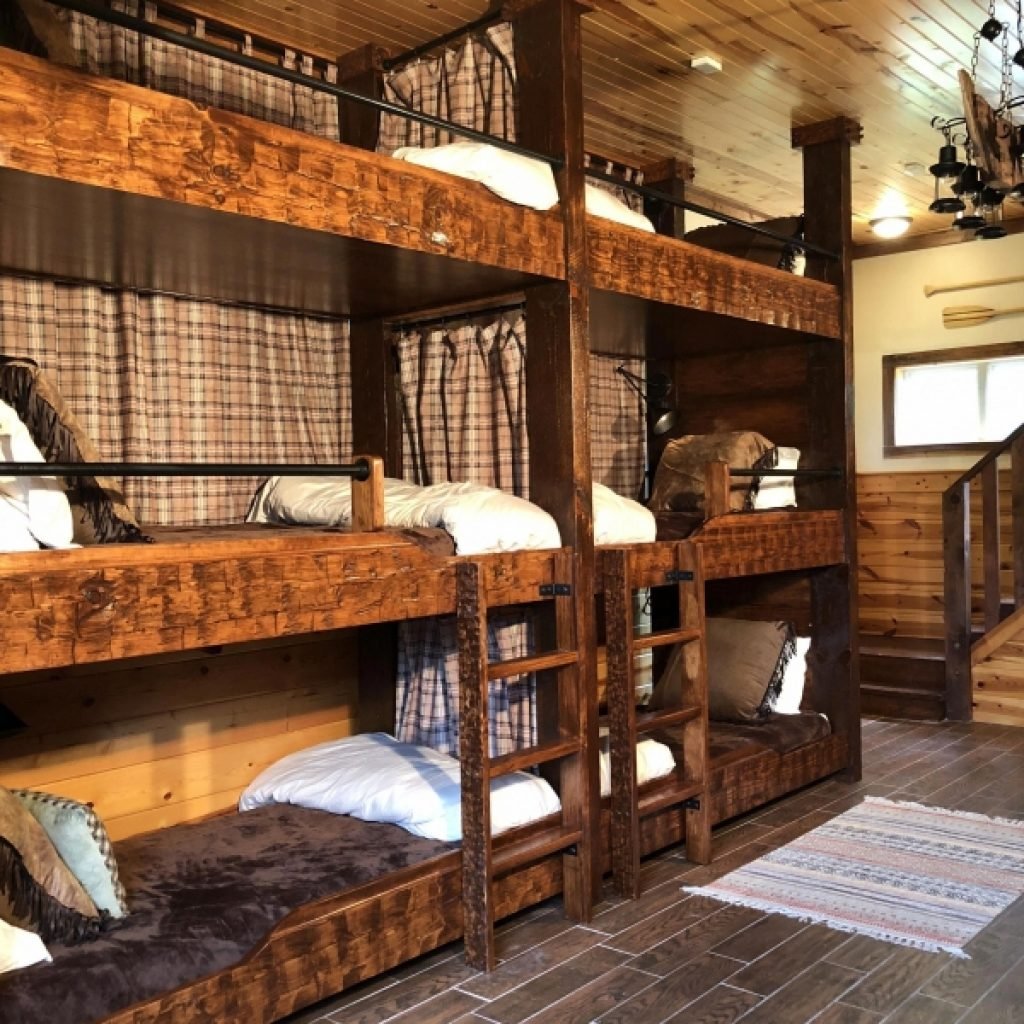 Деревянные двухъярусные кровати в стиле
