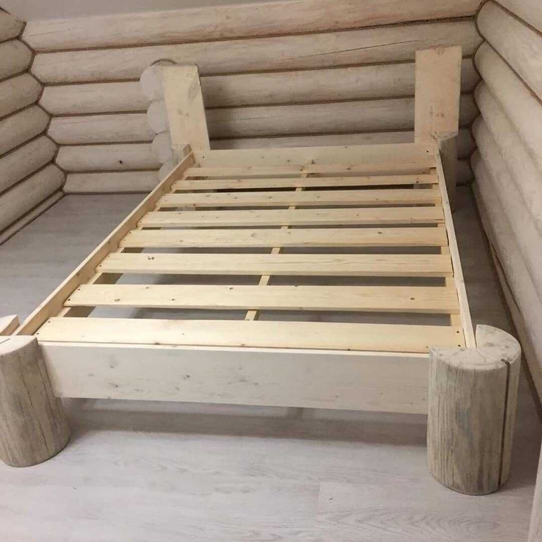 Кровать из бревен