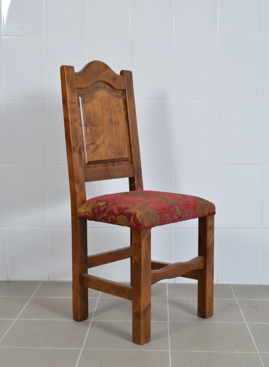 Стул с резной спинкой