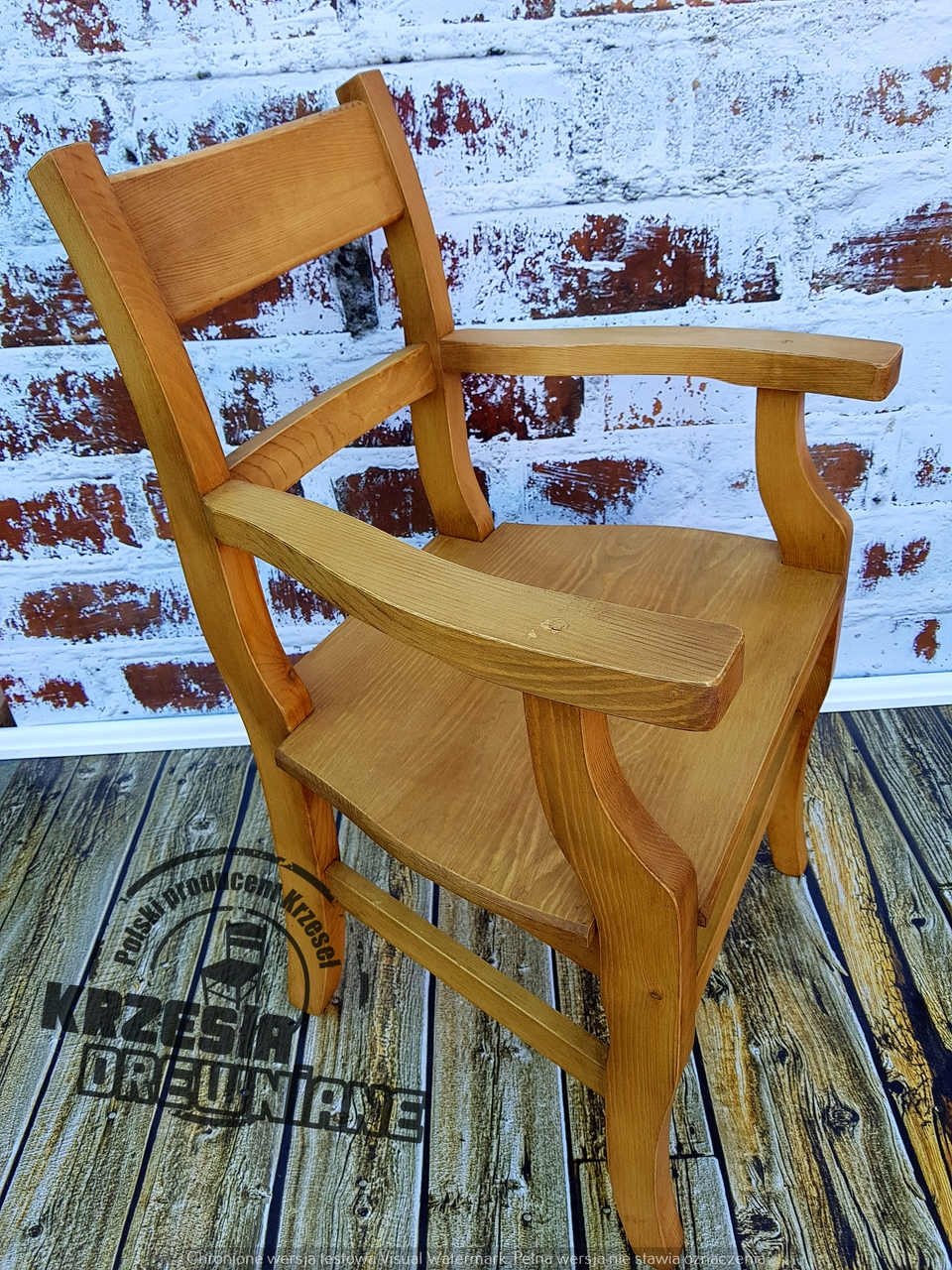 Стул с подлокотниками деревянный