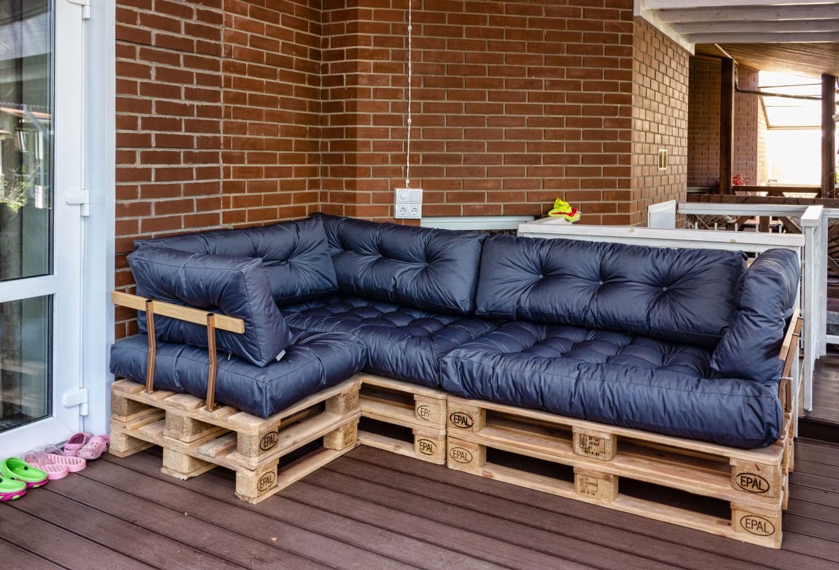 Диван из поддонов на дачу