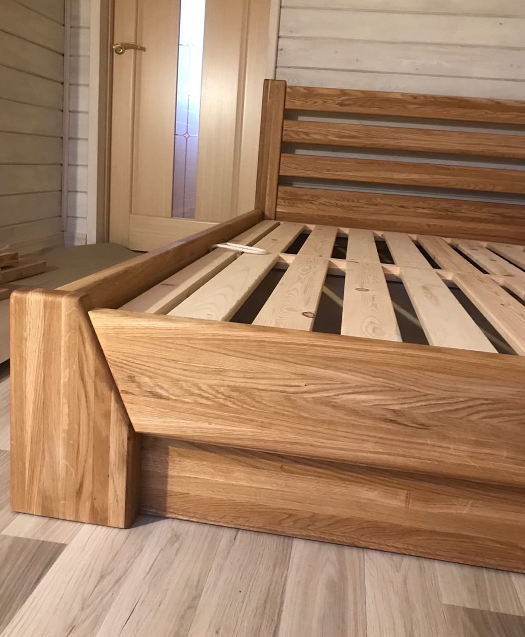 Кровать из дерева г образная