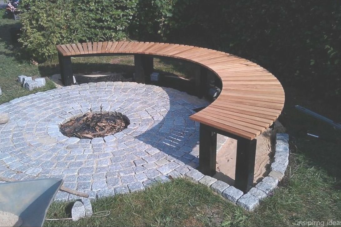 Круглая скамейка вокруг кострища