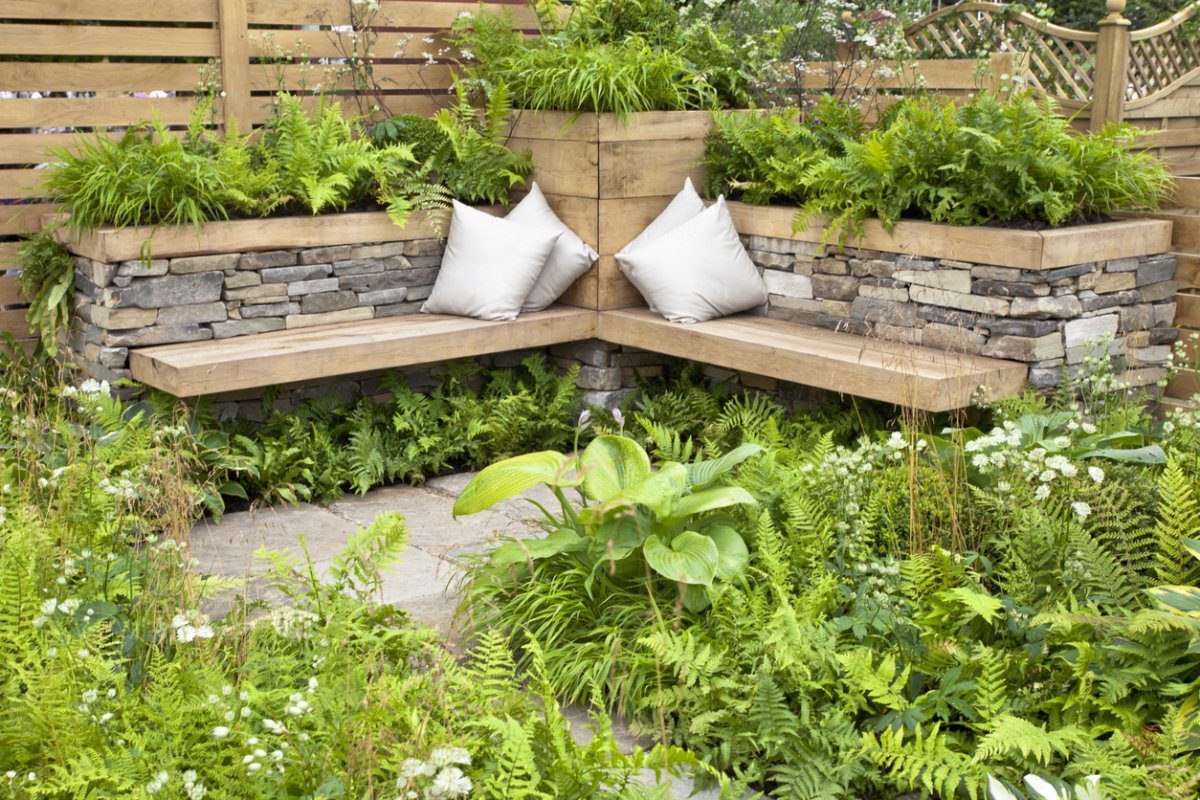 Скамья с цветником