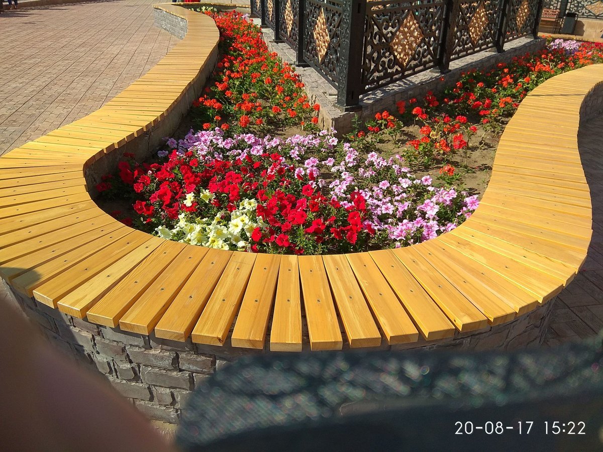 Скамейка с клумбой