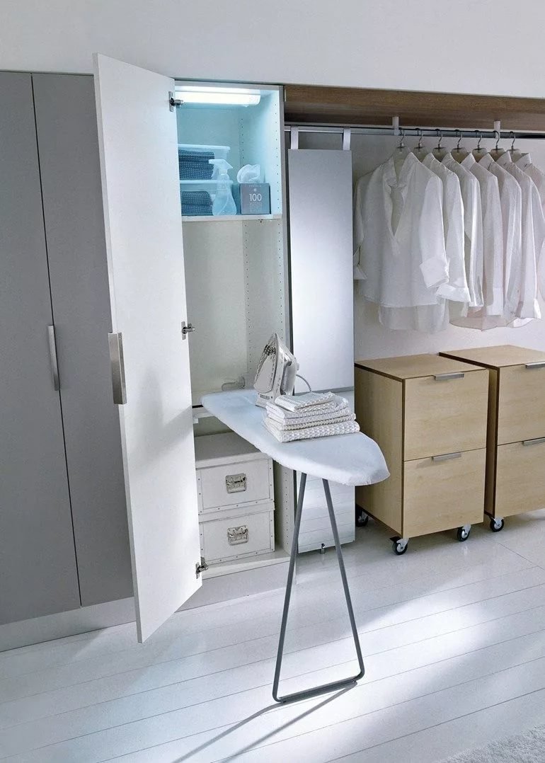 Гладильная доска в шкафу