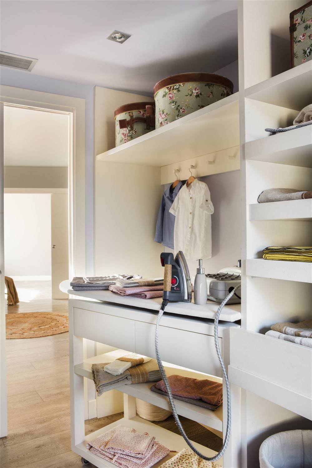 Гладильная доска в гардеробной