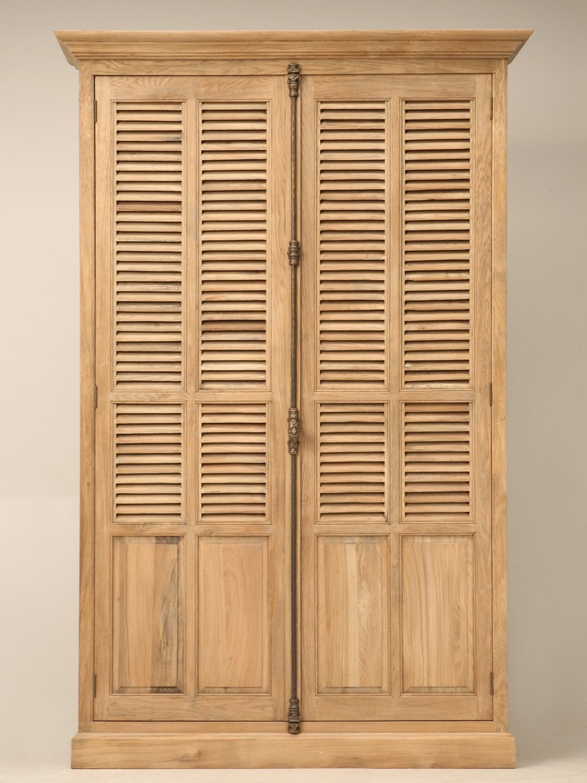 Шкаф с жалюзийными дверцами