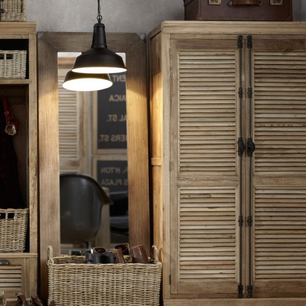 Шкаф с жалюзийными дверцами в интерьере