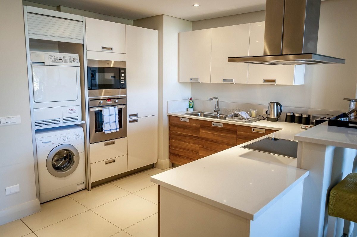 Стиральная машина на кухне