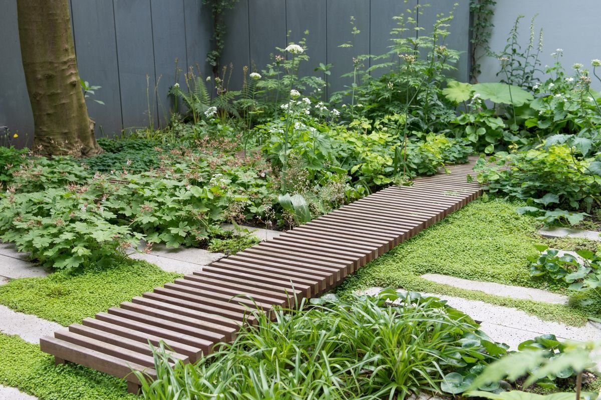 Деревянные дорожки в саду