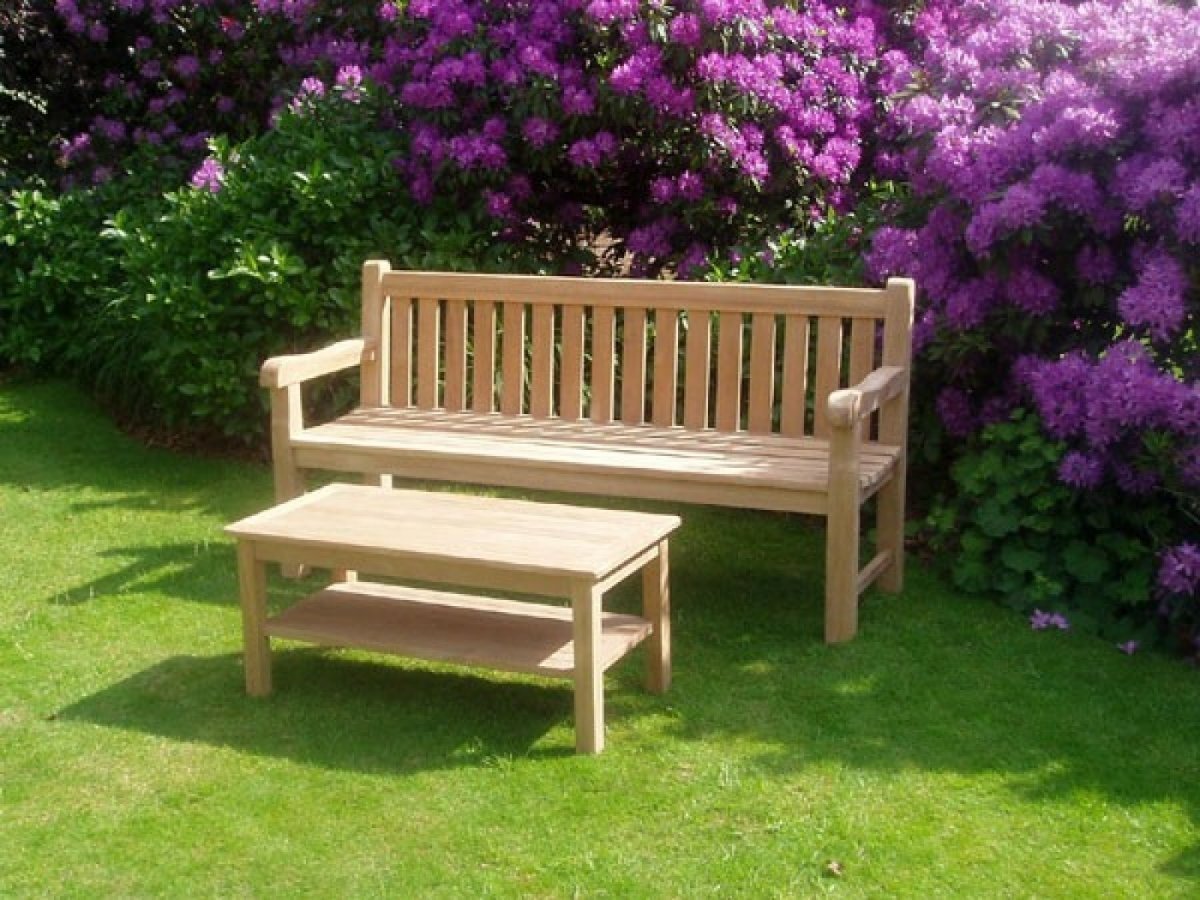 Скамья в саду