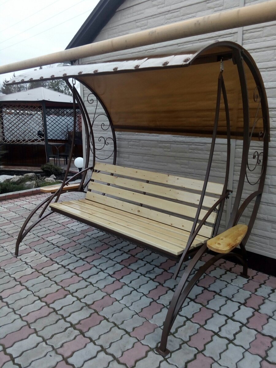 Лавочка с козырьком