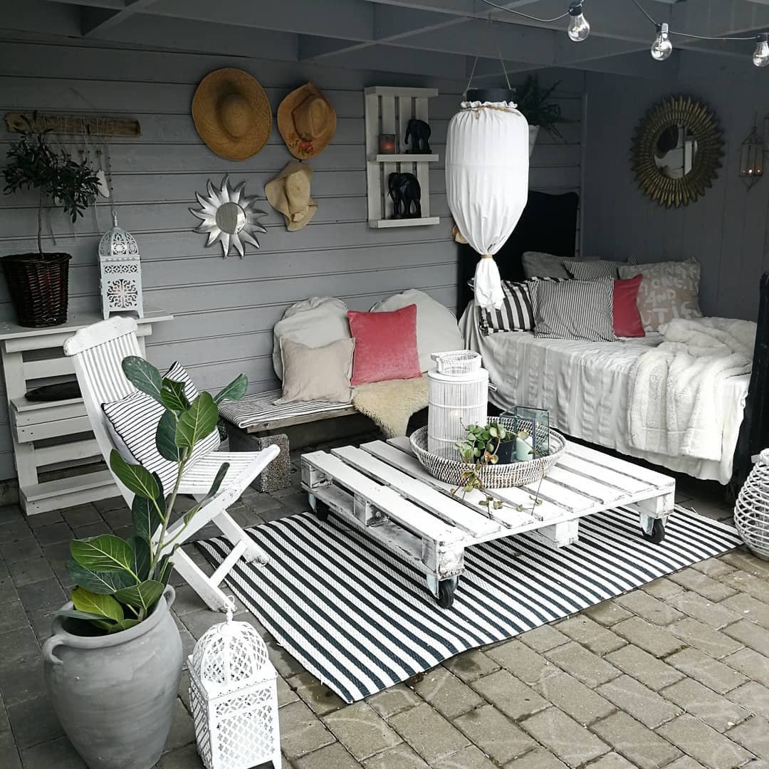 Зона отдыха из поддонов на даче