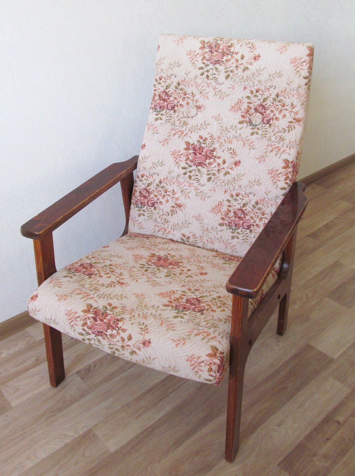 Реставрация кресла ссср с деревянными подлокотниками