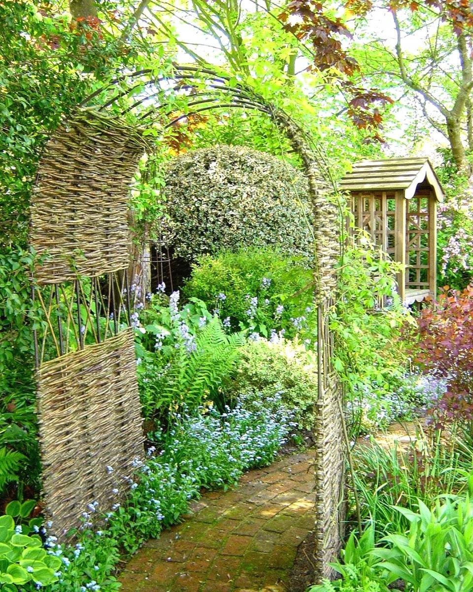 Арка в саду для вьющихся растений