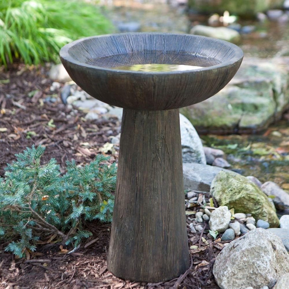 Поилка для птиц в саду