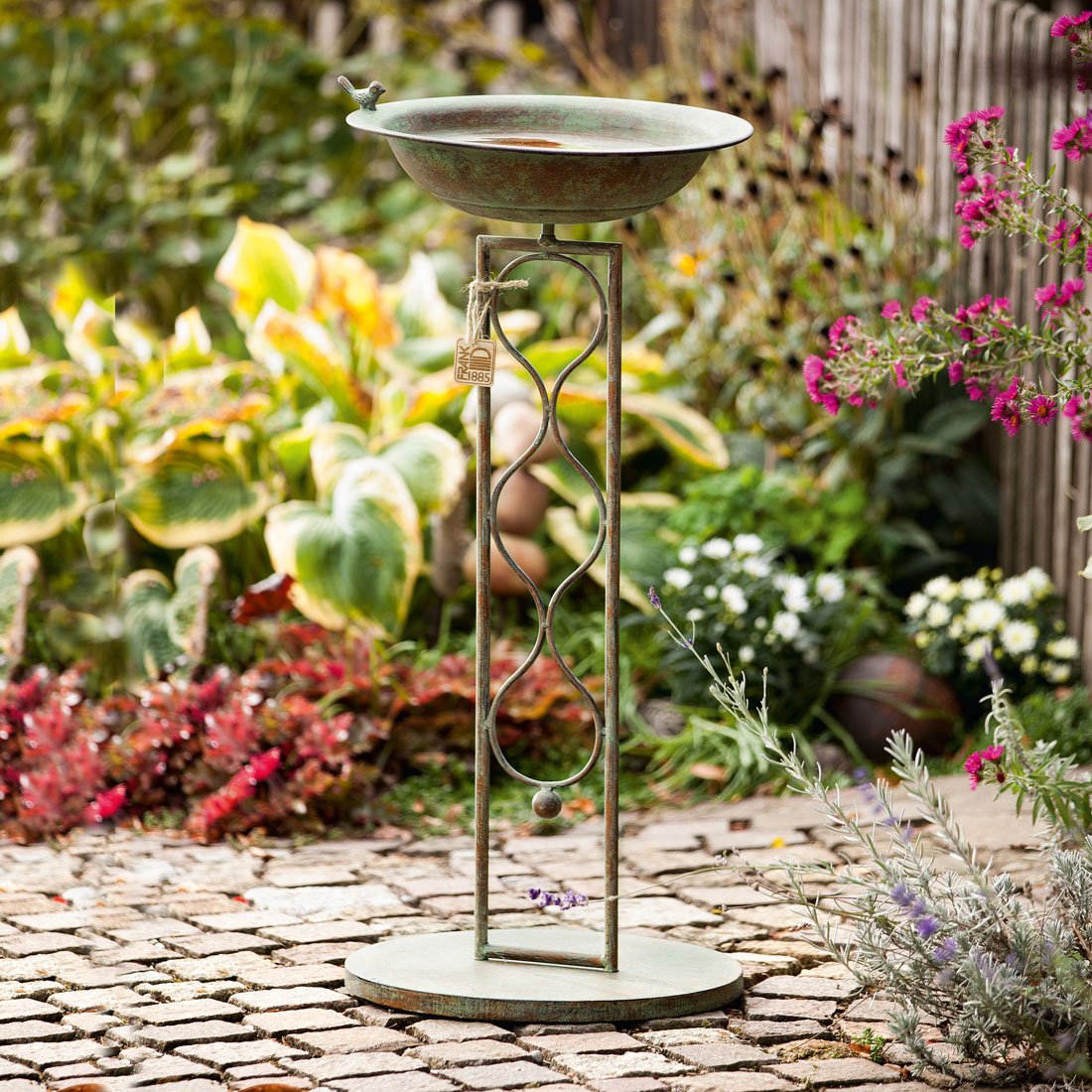 Поилка для птиц в саду