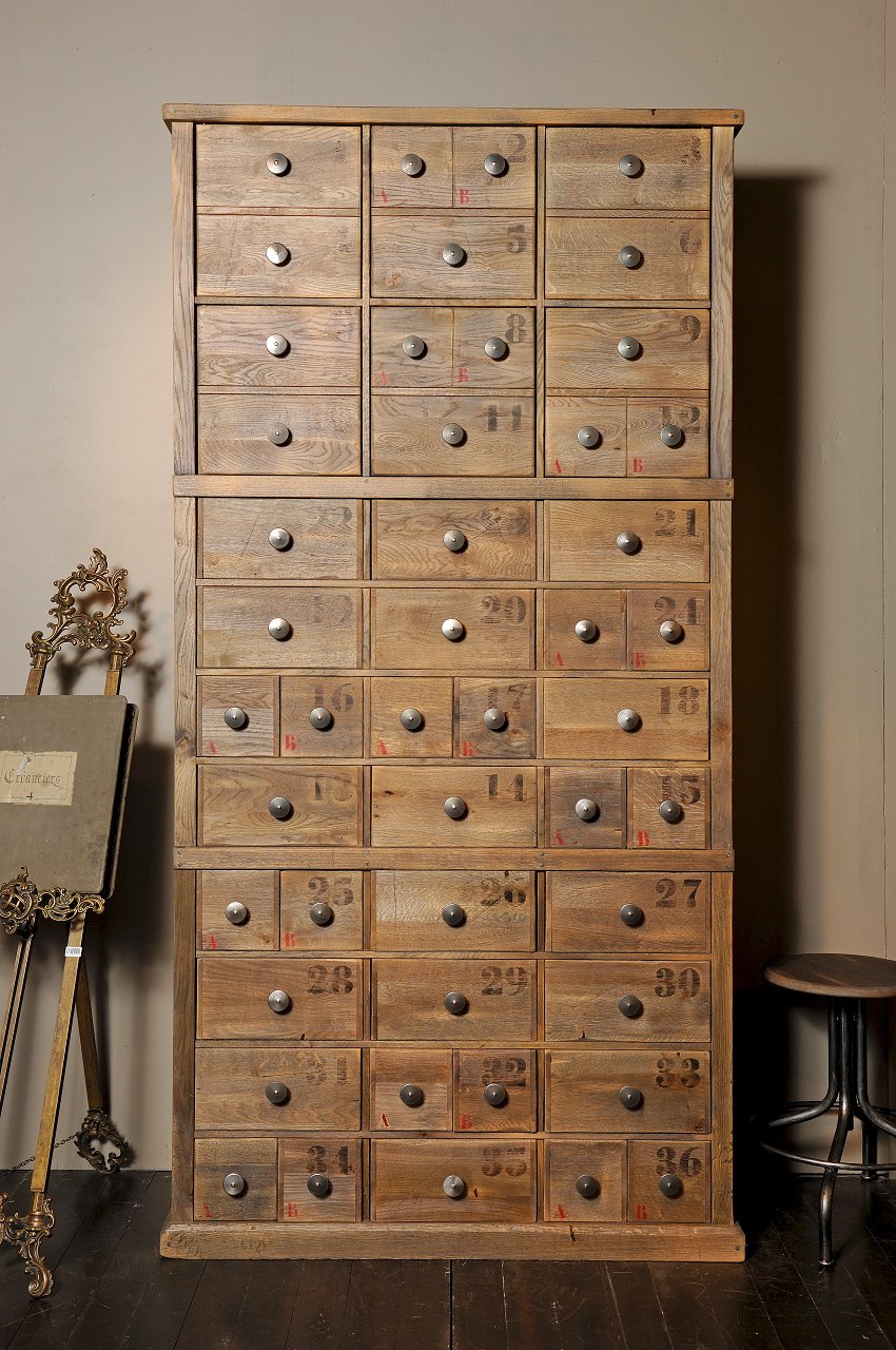 Комод со множеством ящичков