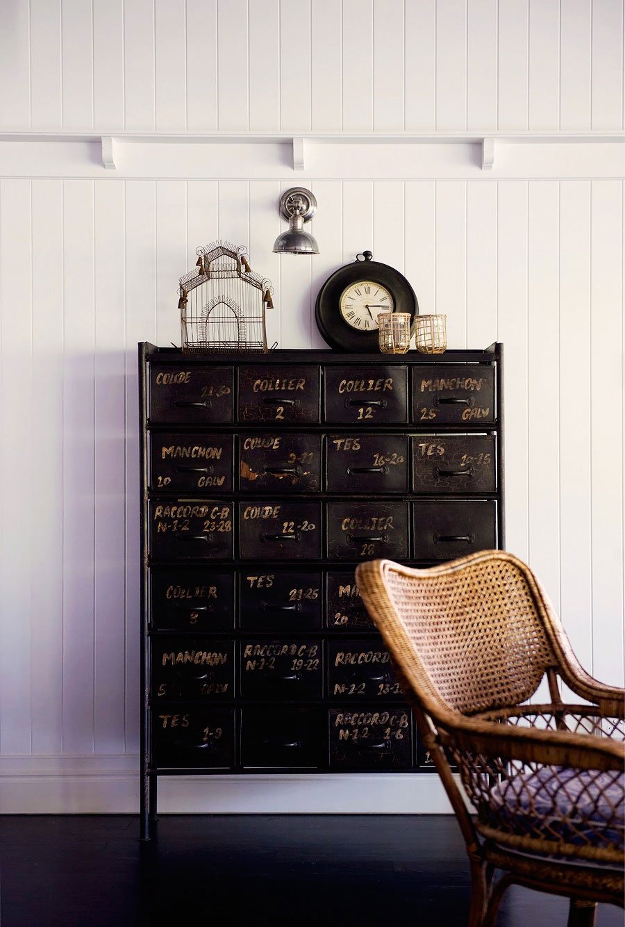 Винтажный черный шкаф в интерьере