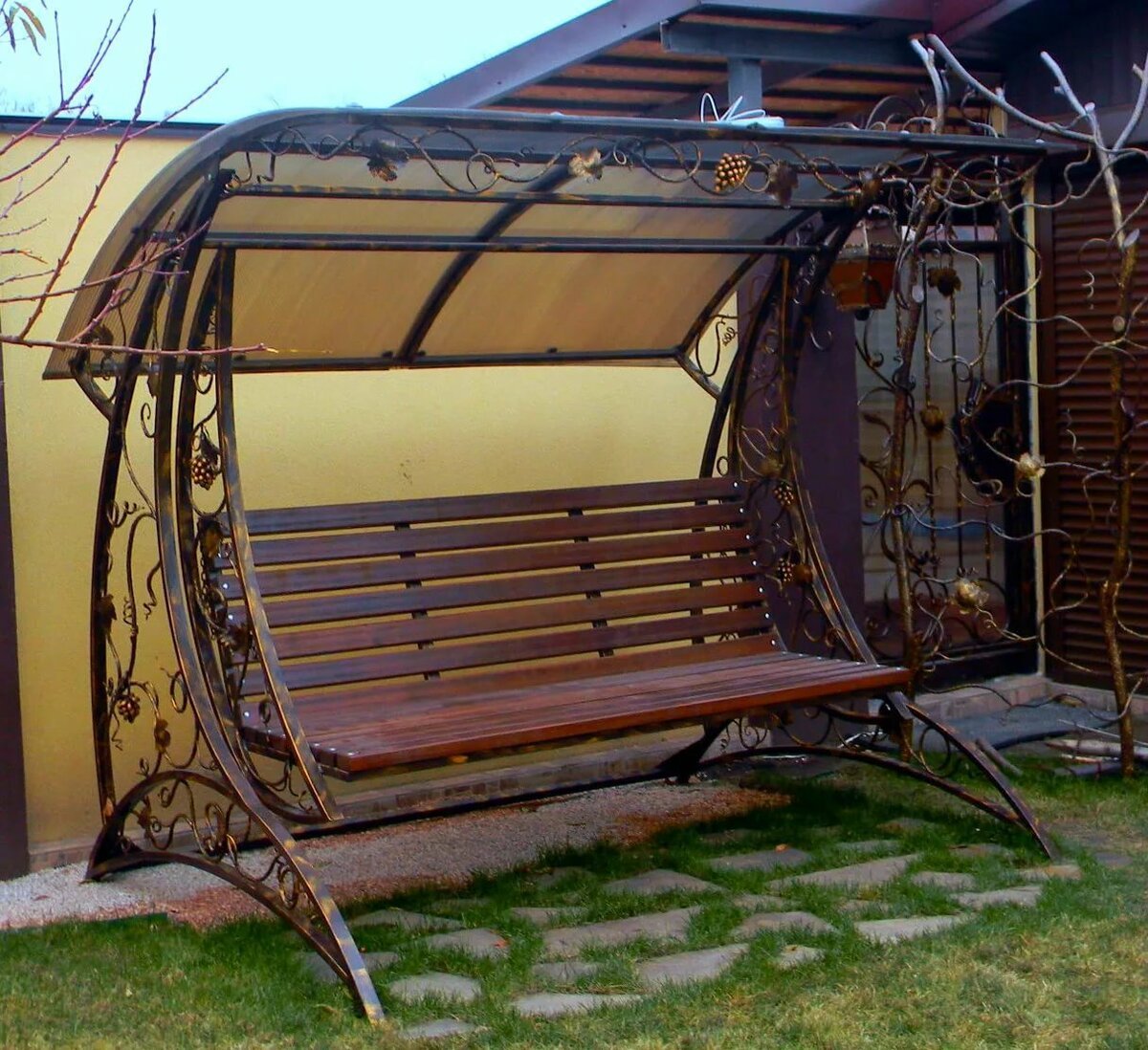 Кованые качели из профтрубы