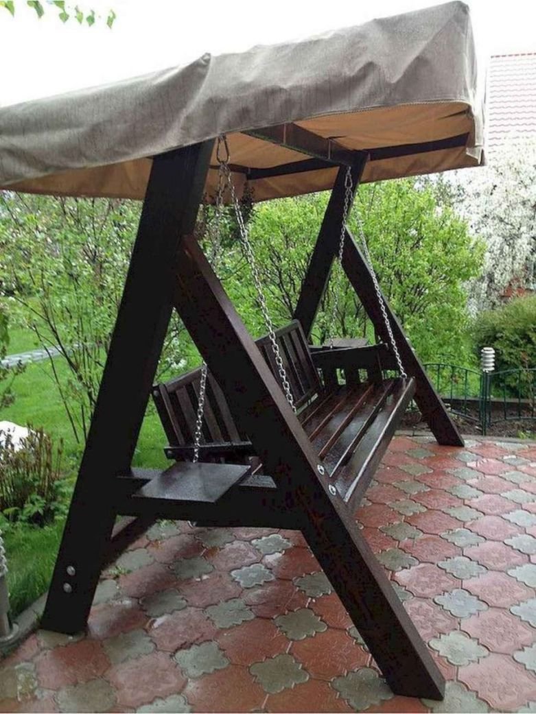 Садовая качеля из дерева