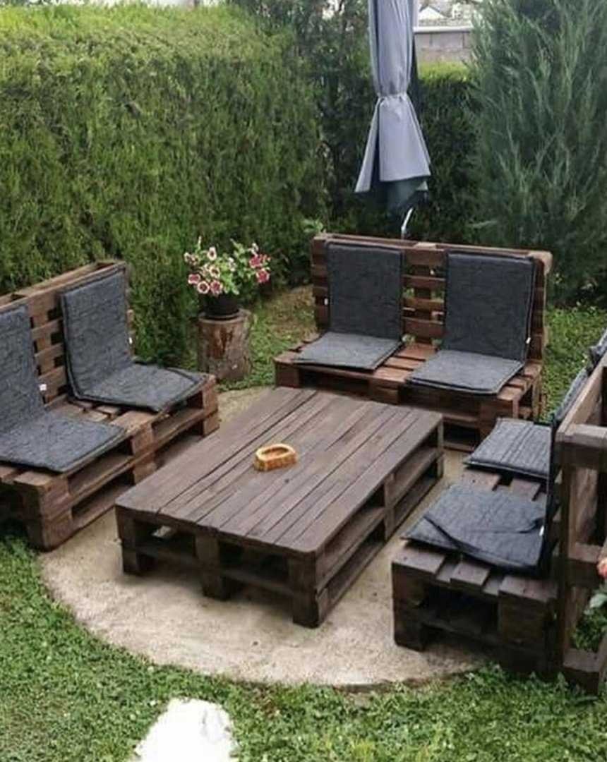 Уголок для отдыха из паллет