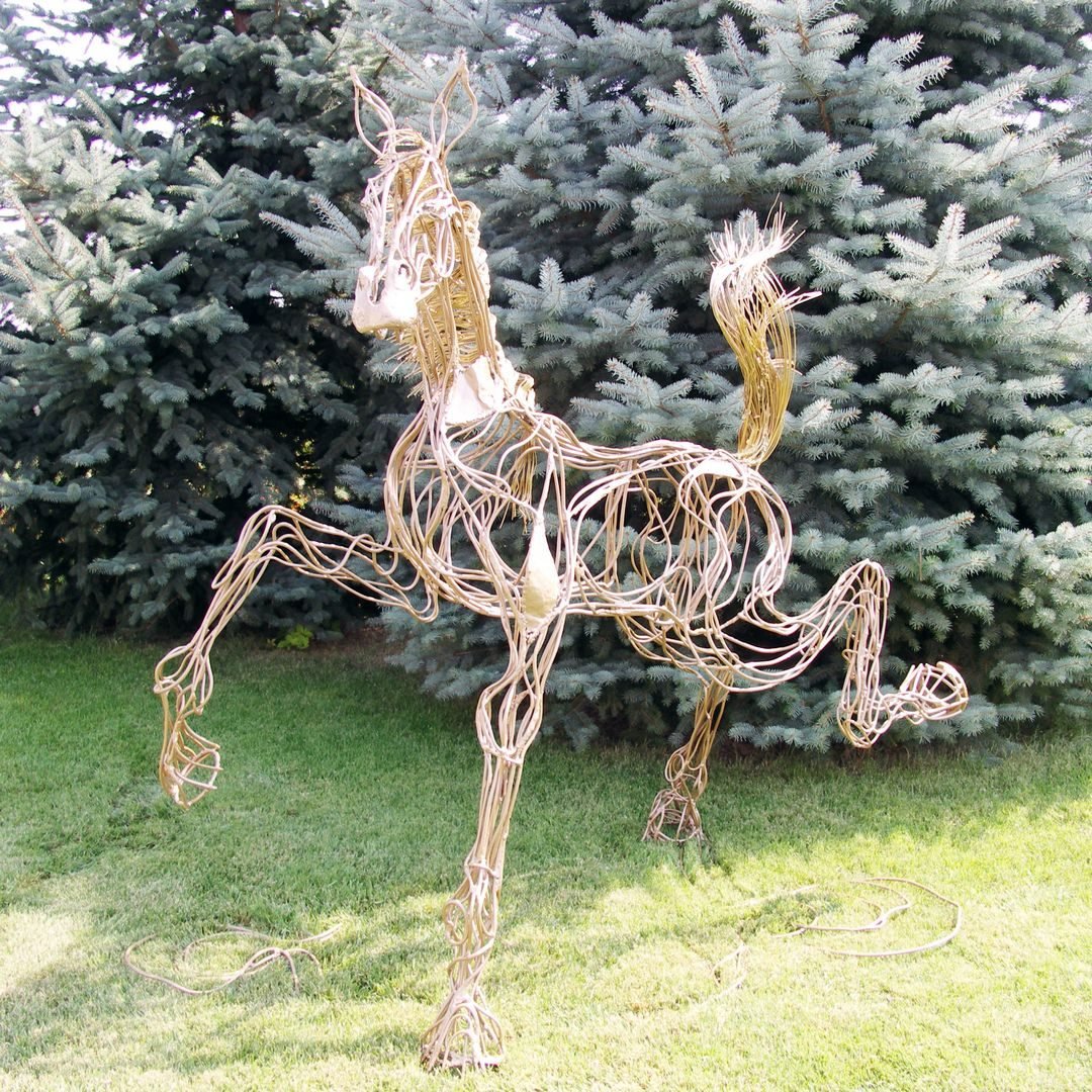 Садовая скульптура из проволоки